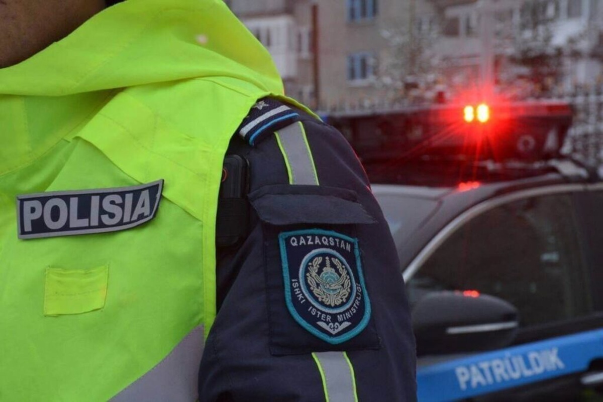 В Актау задержанный адвокат пнул полицейского в лицо: в Сети появилось видео