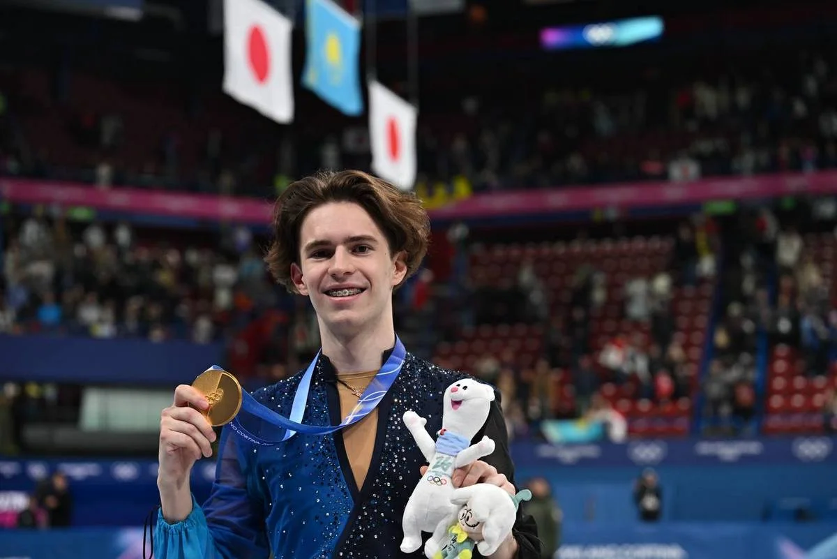 Чемпиона Олимпийских игр Михаила Шайдорова и его отца осыпали автомобилями