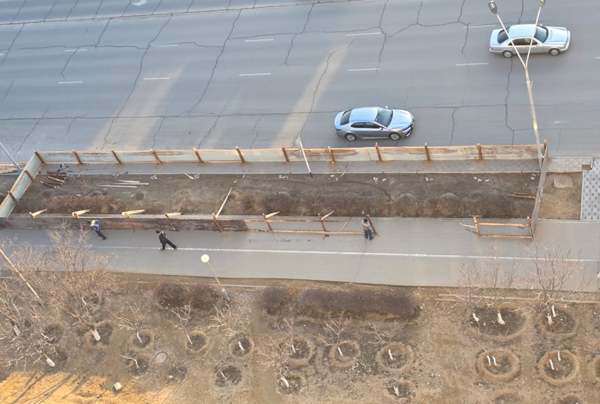 Ограждение на тротуаре: в 10 микрорайоне Актау стройка «подвинула» пешеходов