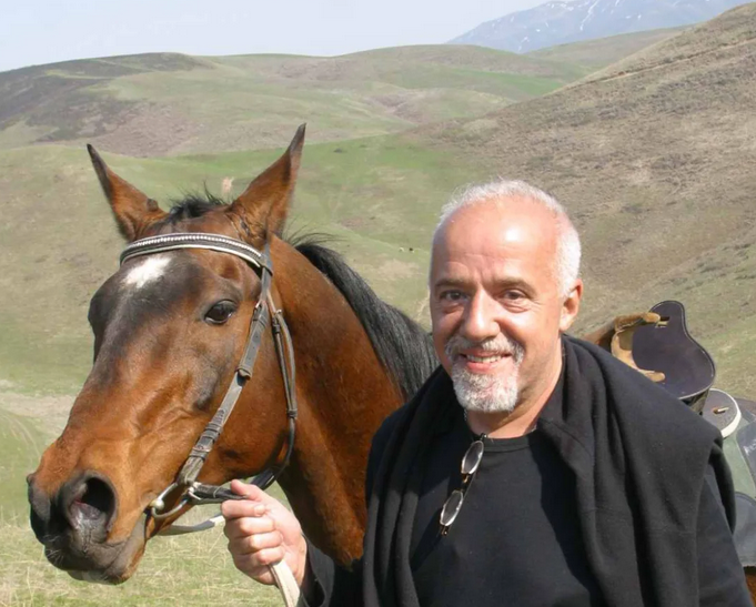 Казахи, перекличка! Пауло Коэльо поздравил страну с Годом Лошади