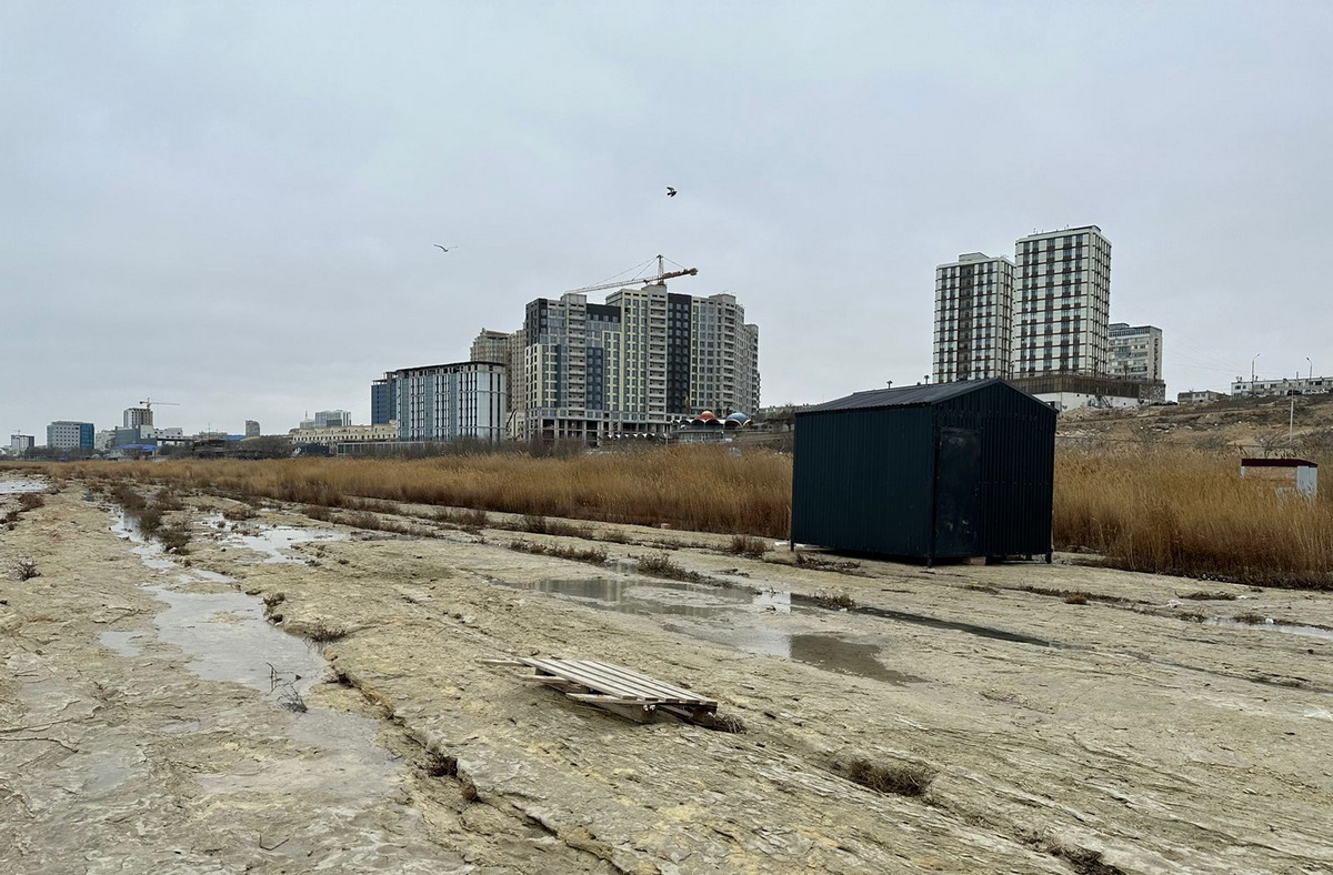 Появление таинственной будки у моря вызвало вопросы у жителей Актау