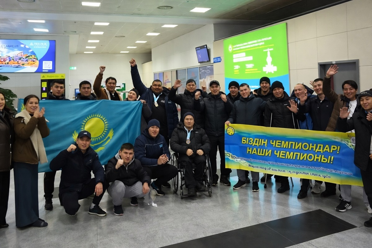 В аэропорту Актау торжественно встретили чемпионов по пара пауэрлифтингу