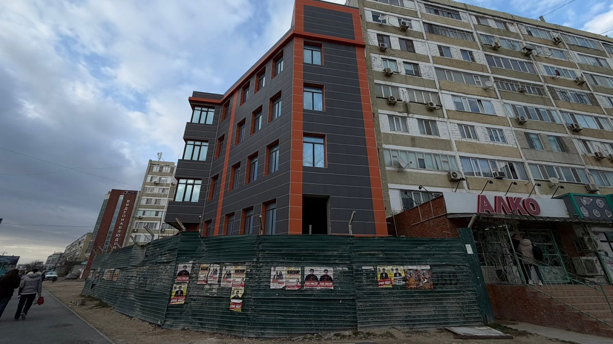 Долгострой в центре Актау тревожит жителей города