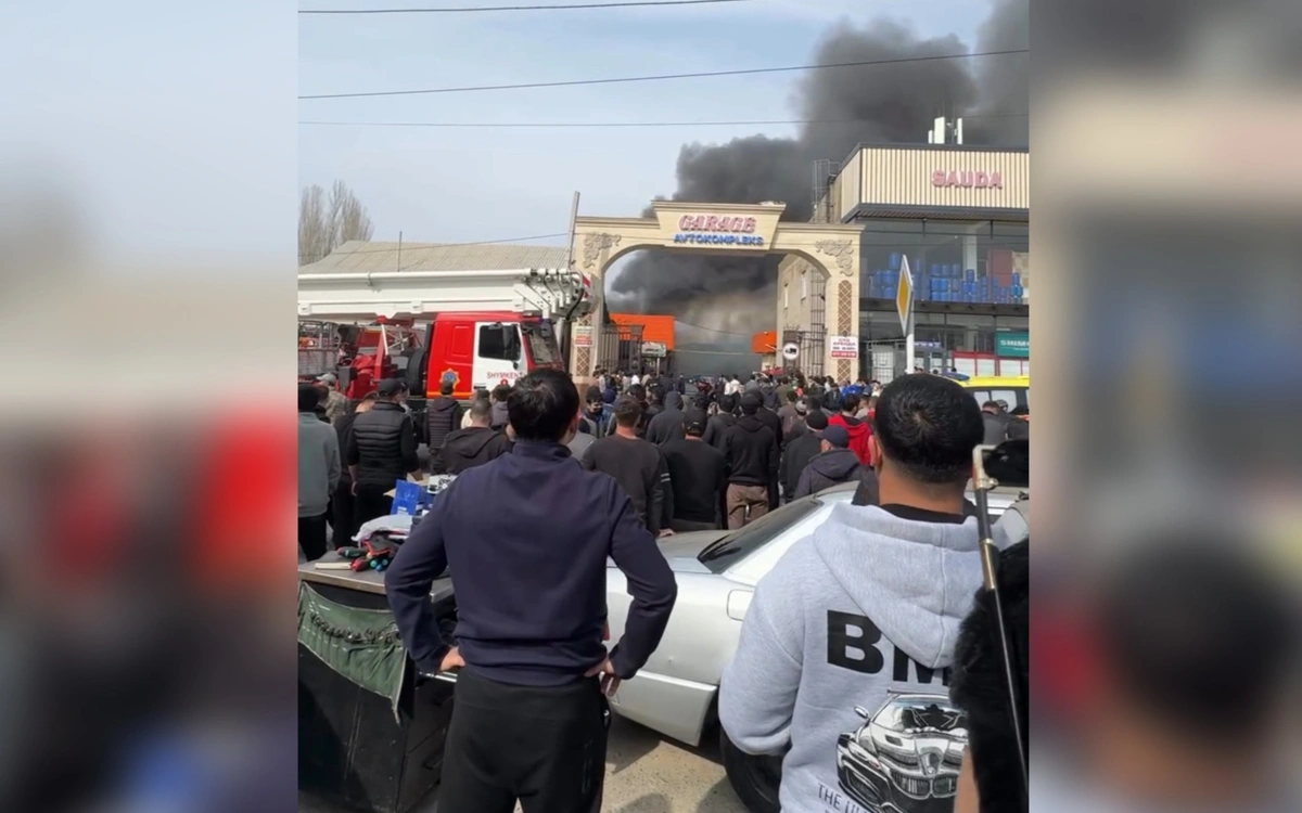 Повышенный ранг вызова: СТО вспыхнуло в Шымкенте (видео)