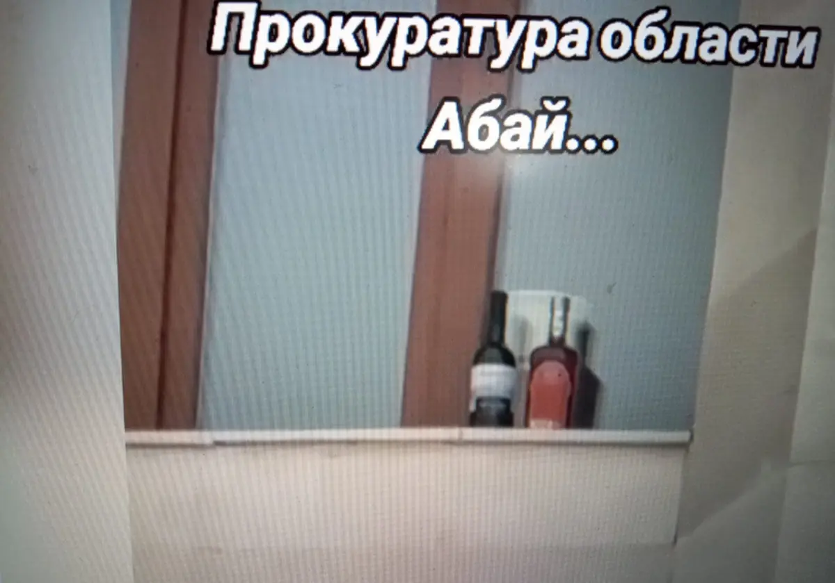 «Прокуроры тоже люди?»: кто поплатился выговором за пустые бутылки на подоконнике в Семее