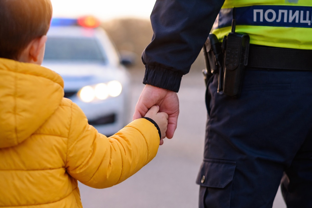 Выбежал на проезжую часть: в Актау водитель и полицейские спасли 4-летнего ребенка