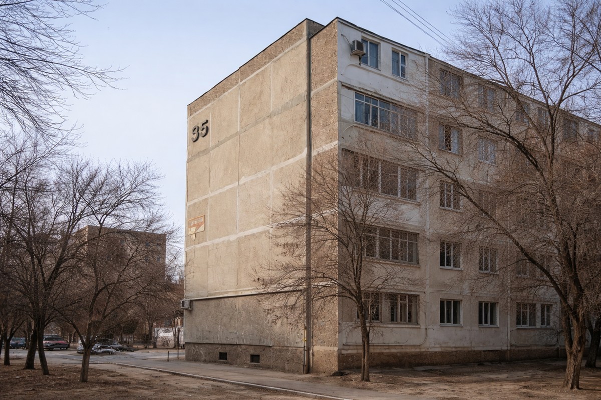 В Актау из окна квартиры выпала женщина