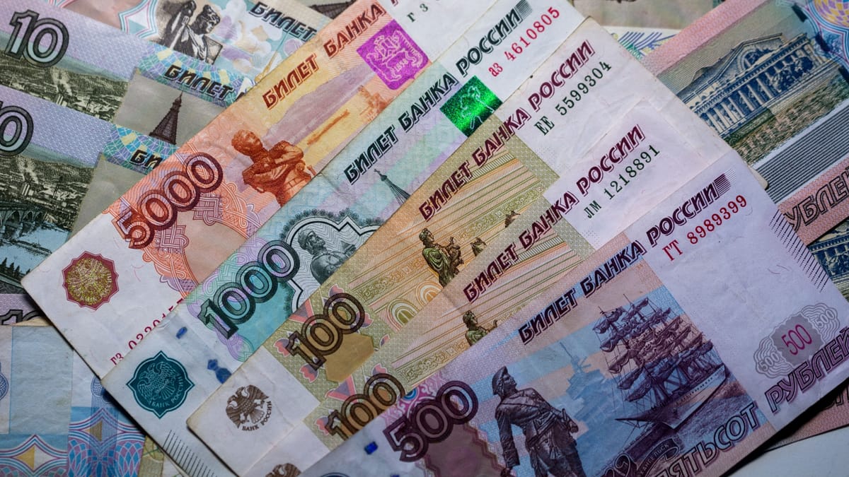Рубль возвращается на «родину»: как 5,5 тенге изменит расчёты в Казахстане