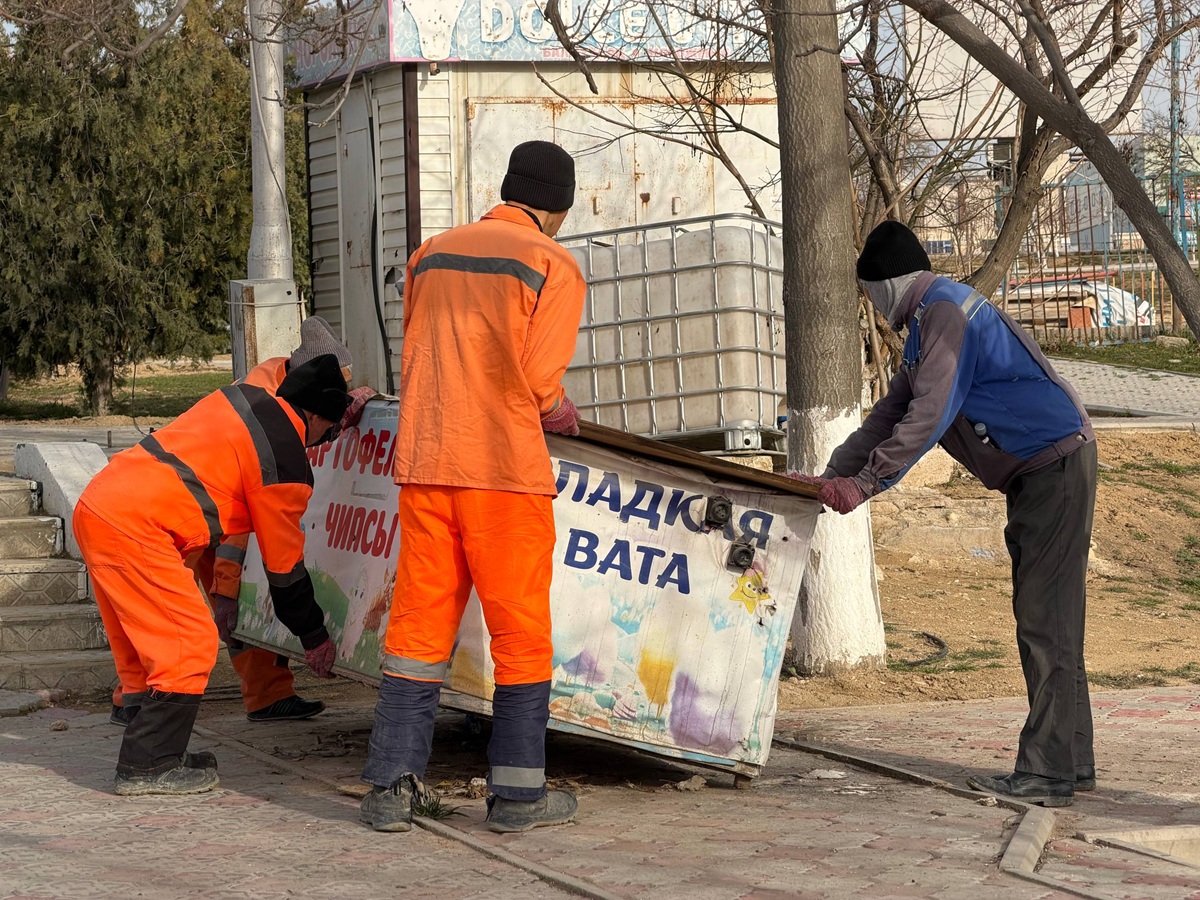 В парке «Акбота» в Актау демонтируют незаконные торговые объекты