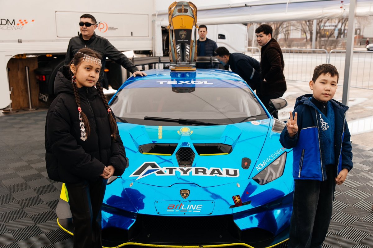«Европейский монстр» ворвался на улицы Атырау: Lamborghini Huracan удивил горожан на Наурыз