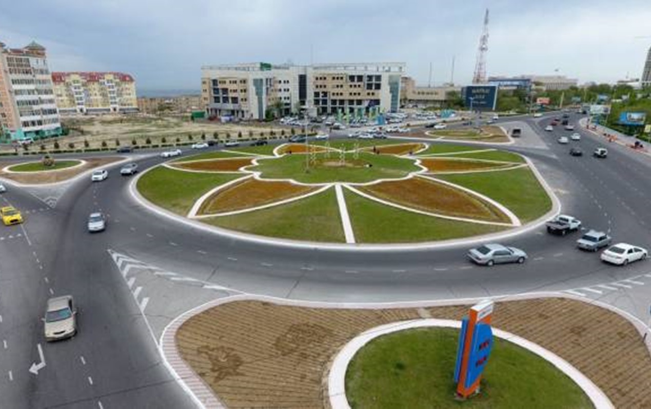 Движение по кольцу в Актау: кто кому должен уступать?