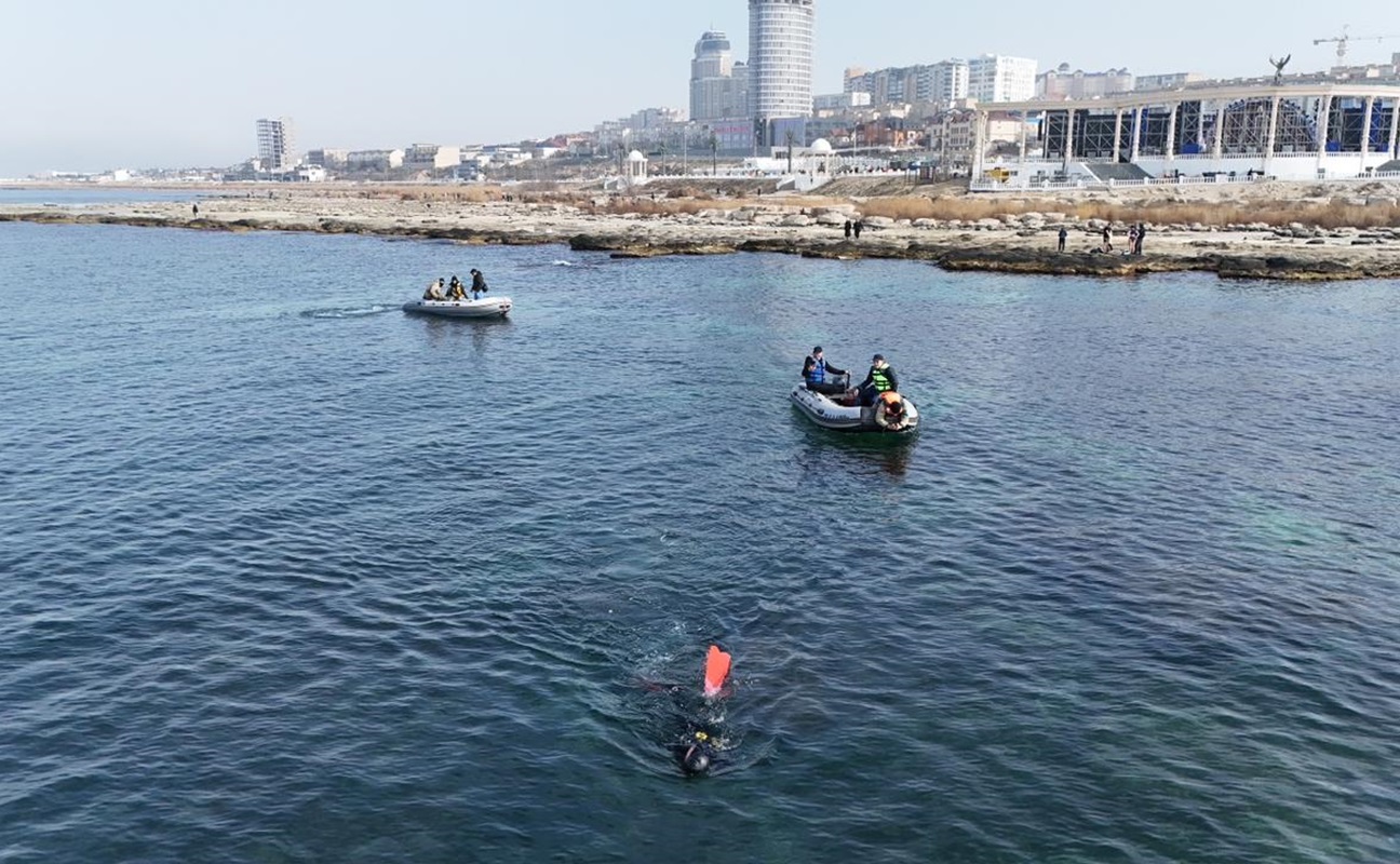 Что скрывает Каспий: в Актау водолазы очистили морское дно на 10-метровой глубине