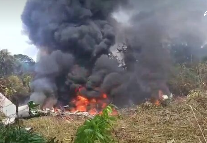 Самолет ВВС Колумбии с более чем 100 военными на борту потерпел крушение (видео)