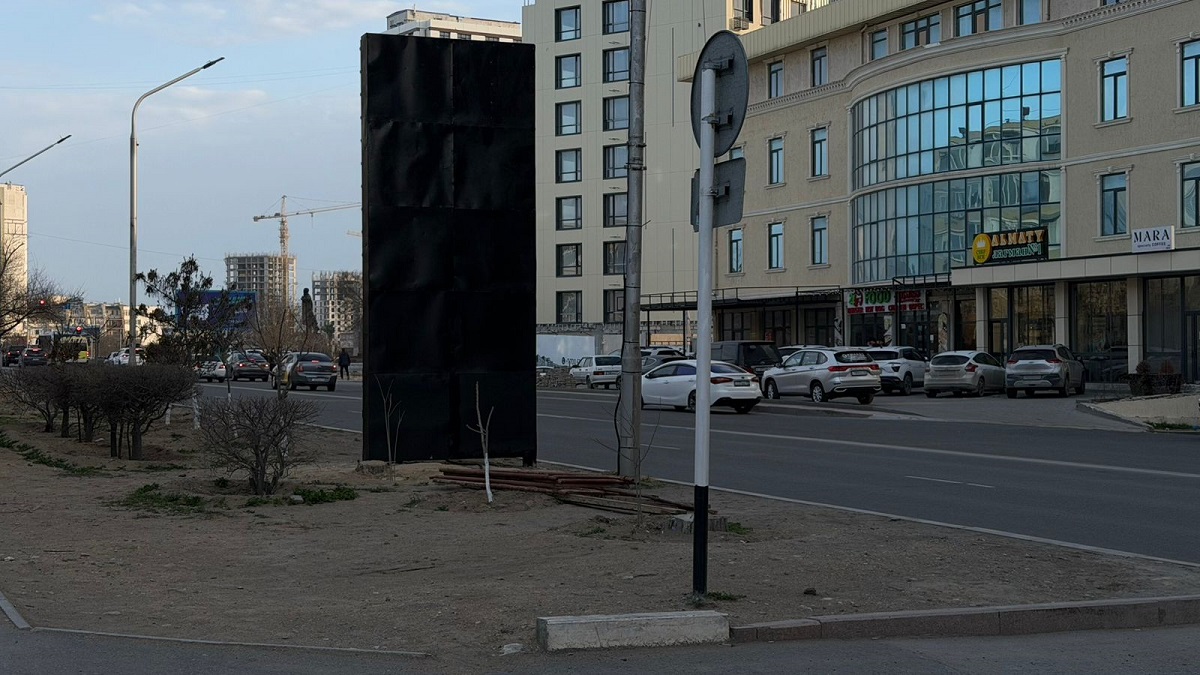 Билборд в Актау перекрывает видимость выезда из микрорайона и создаёт опасность для водителей