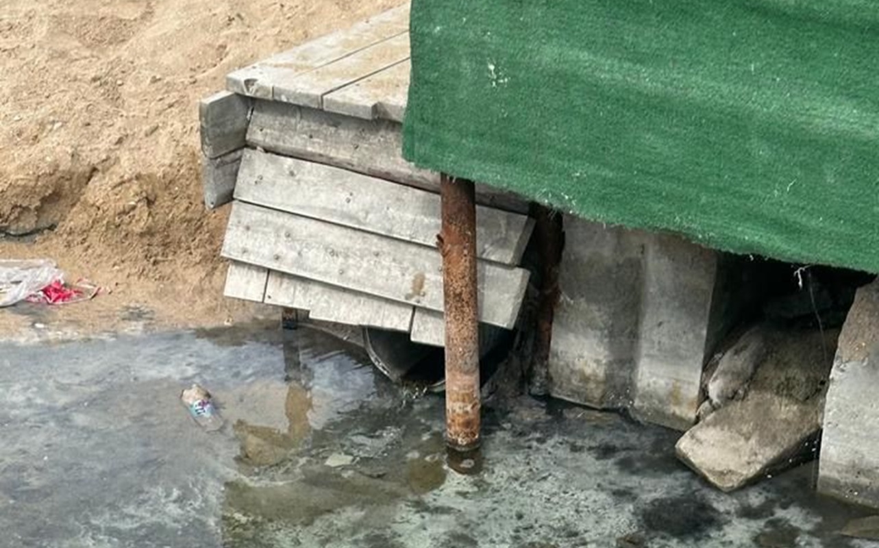 Дело – труба: жители Актау жалуются на возможный слив неизвестной жидкости в Каспий