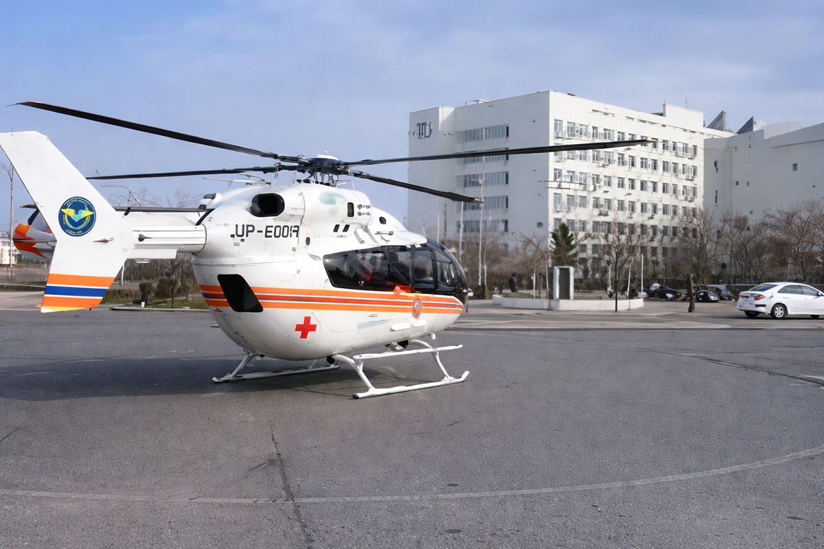 Лопнувшее колесо и спецрейс МЧС: пострадавших в ДТП супругов доставили в Актау на вертолете