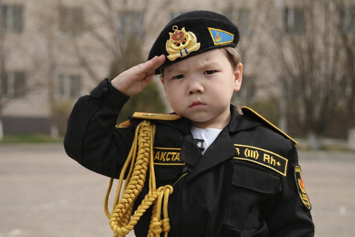 В Актау 3-летний мальчик стал «морпехом»