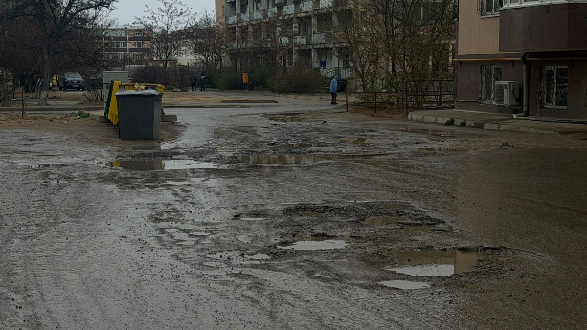Жители Актау год не могут добиться восстановления асфальта после ремонта КЖСА