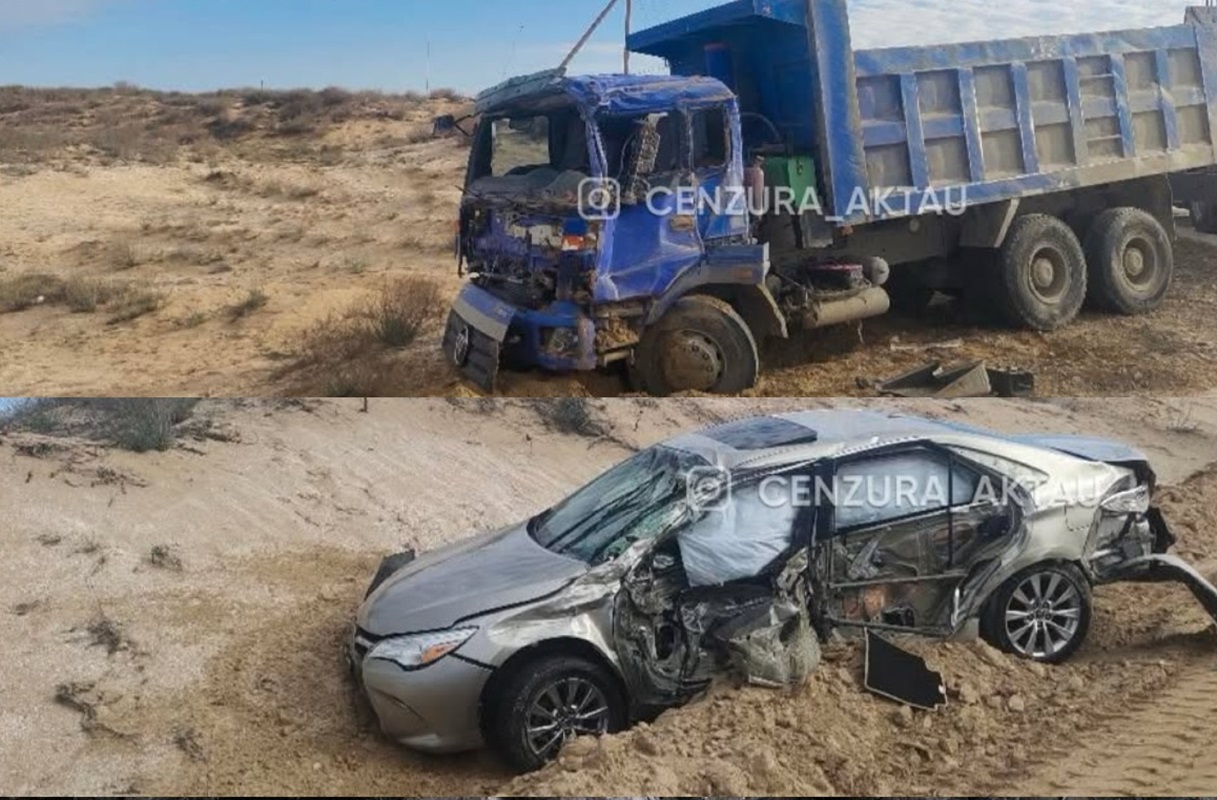 В Мангистау Toyota вылетела в кювет после столкновения с грузовиком