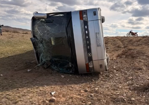 Под Карагандой перевернулся вахтовый автобус с 50 пассажирами: десятки человек пострадали