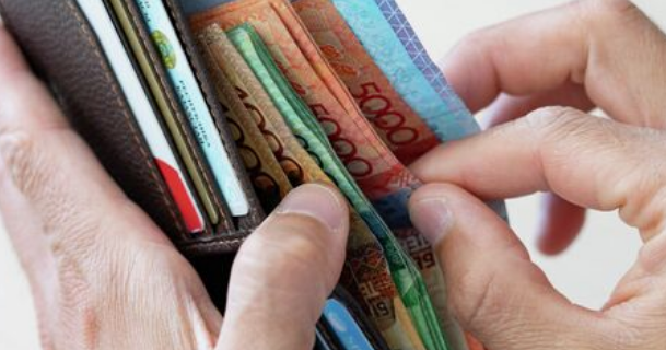Казахстанцы массово опустошают пенсионные счета, пока правила не ужесточили