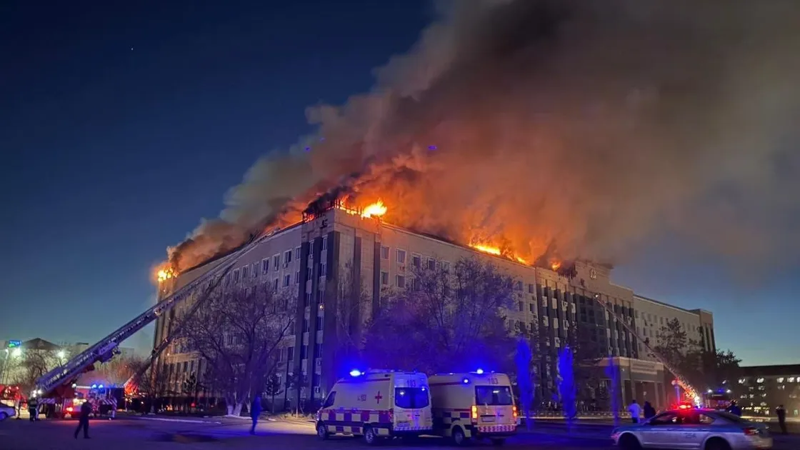 Повышенный ранг вызова: в Актобе горит здание областной администрации (видео)
