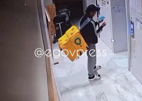 В Алматы курьер службы доставки справил нужду в детскую коляску в подъезде ЖК (видео)