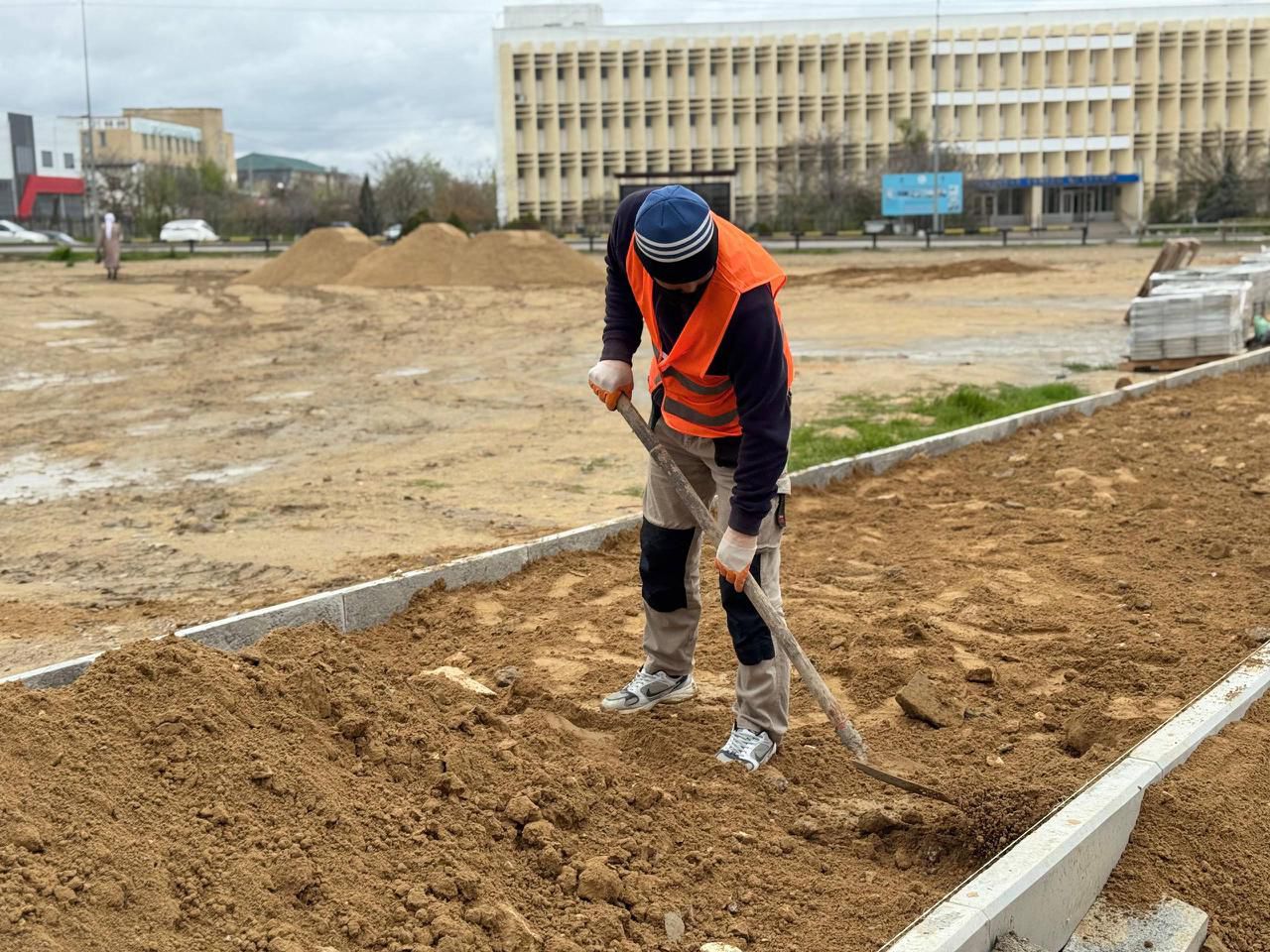 В Актау начали строить тротуар в 8А микрорайоне