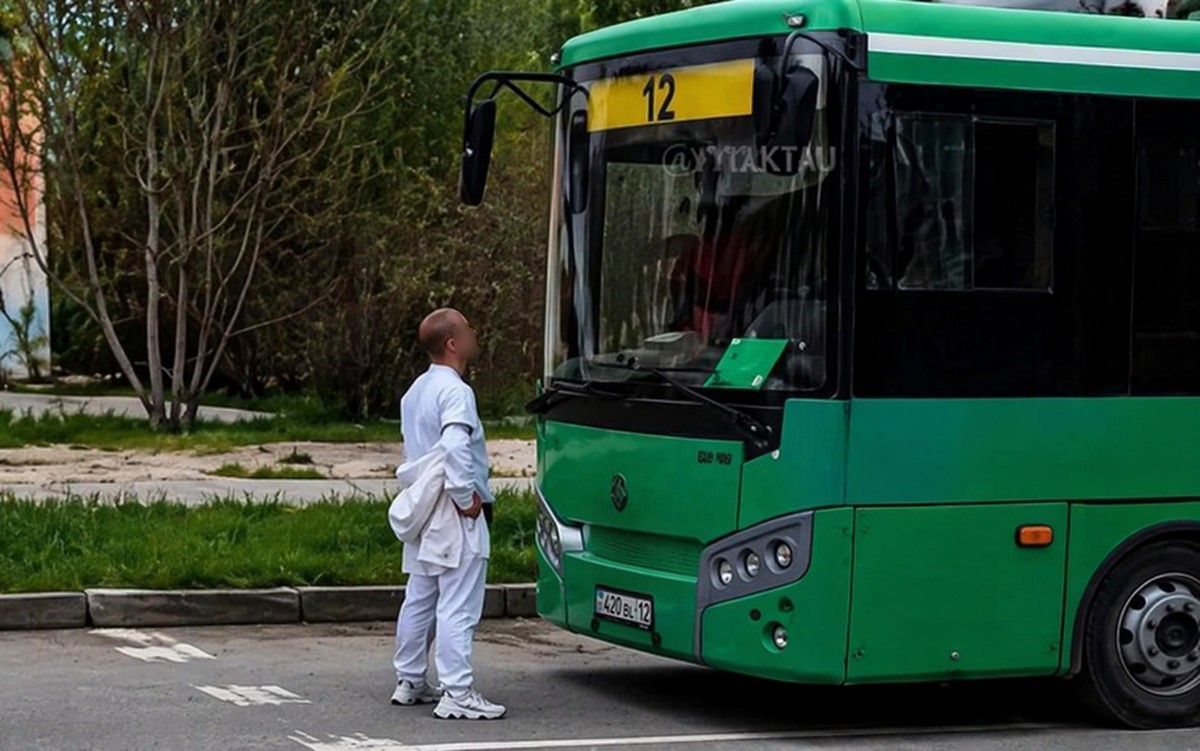Вызвал автобус «на бой»: мужчина перекрыл проезд транспорту и устроил перепалку в Актау