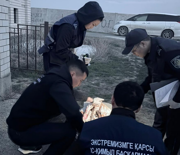 Необычный схрон в Атырау: полиция изъяла оружие, спрятанное в могиле