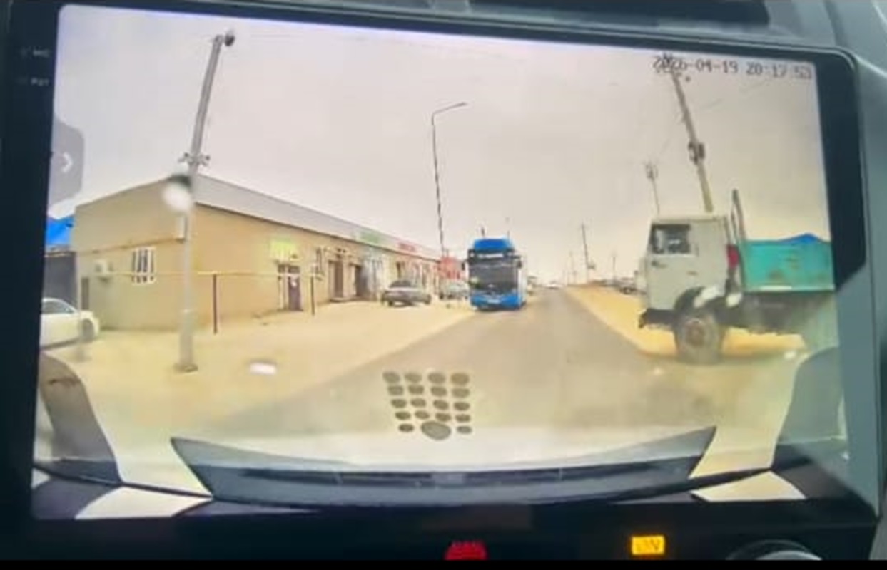 На грани трагедии: видео опасного маневра на трассе в Мангистау обсуждает Казнет