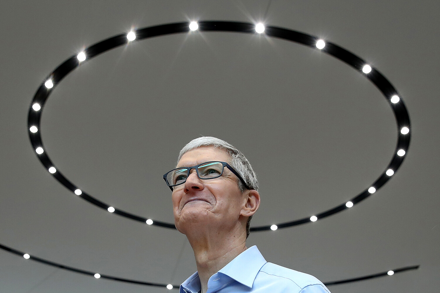 Apple объявила историческую смену власти: Кук уходит, компанию возглавит инженер эпохи iPhone