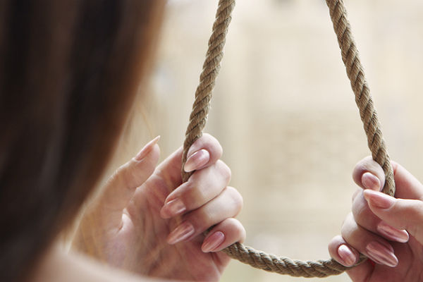 В Актау девушка покончила с собой – ее родители подозревают убийство