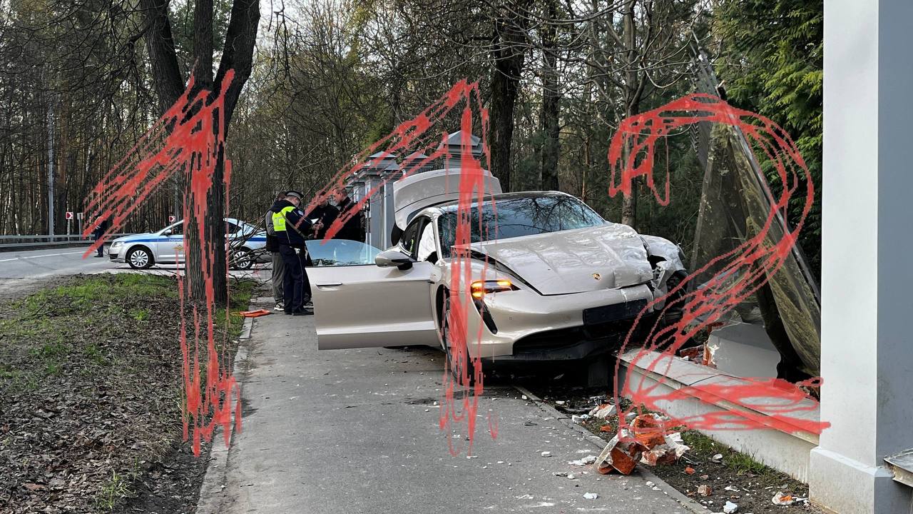 Элитная иномарка влетела в «дачу Берии» в Москве