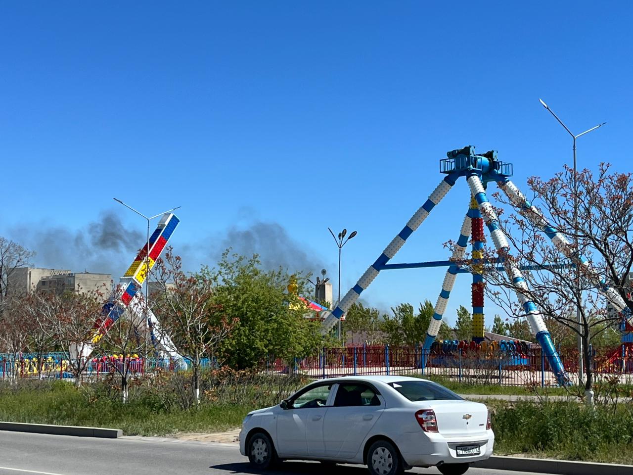 В Актау в парке сгорела прокатная детская машинка
