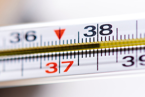 Температура 37–38°C может держаться неделями: врач назвала неожиданные причины