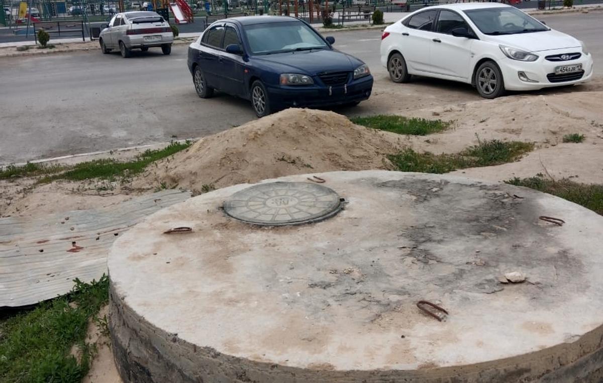 Ждали ЧП? В Актау закрыли люк после падения ребенка