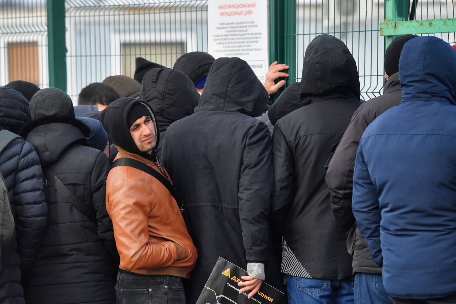 Россия готовит резкое повышение пошлин для мигрантов: названы новые суммы
