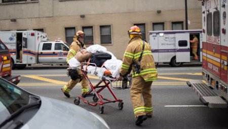 Более 100 человек пострадали в аварии с поездом в Бруклине