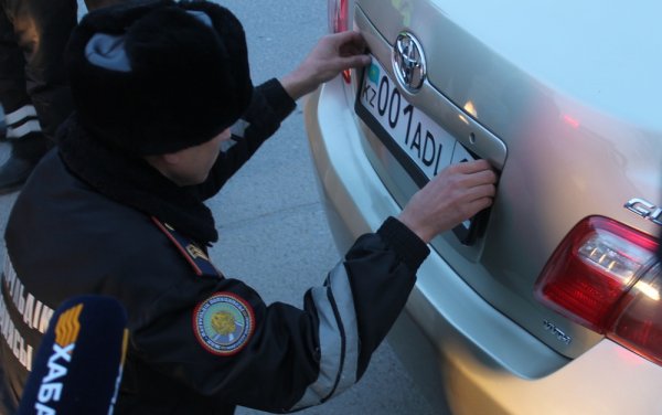 В Актау полицейские задержали автомобиль с подложными номерами