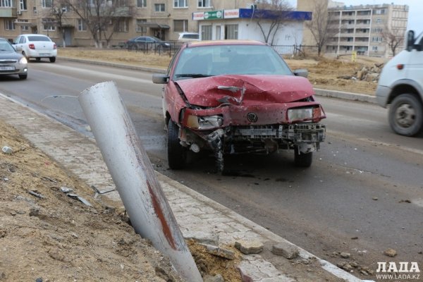 Очередной столб в Актау пострадал в ДТП