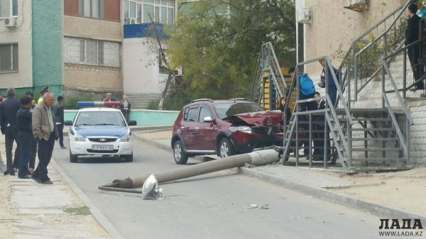 Очередной столб в Актау пострадал в ДТП