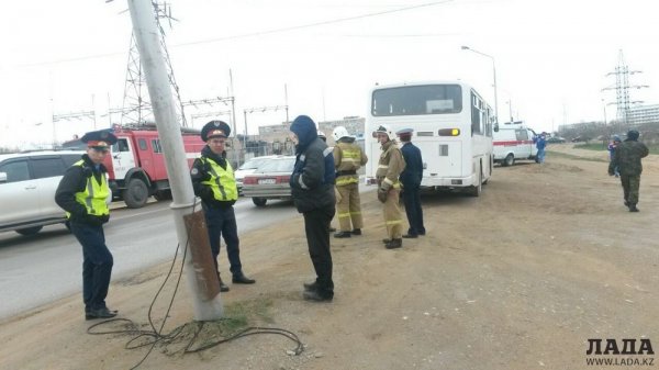 Очередной столб в Актау пострадал в ДТП