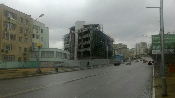 Очередной столб в Актау пострадал в ДТП