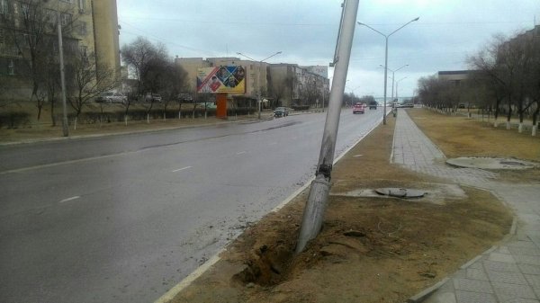 Очередной столб в Актау пострадал в ДТП