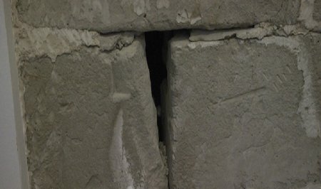 Жители 33 микрорайона Актау пожаловались на плесень и трещины в стенах новых домов