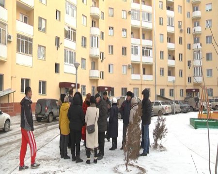 Жители 33 микрорайона Актау пожаловались на плесень и трещины в стенах новых домов