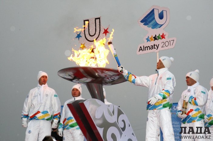 В Актау пронесли Огонь зимней Универсиады