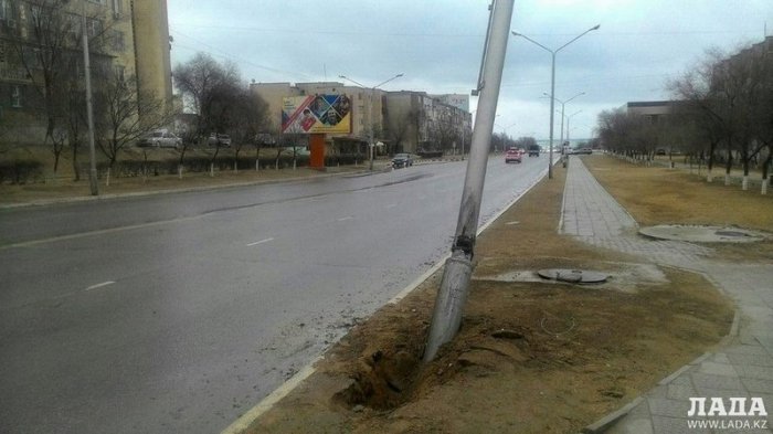 Совершивший ДТП между 14 и 15 микрорайонами Актау водитель восстановил поврежденный фонарный столб