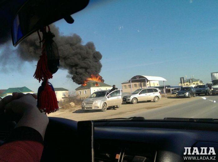 В поселке Приморский горит дом